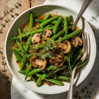 Skillet Green Beans with Caramelized Onions and Mushrooms